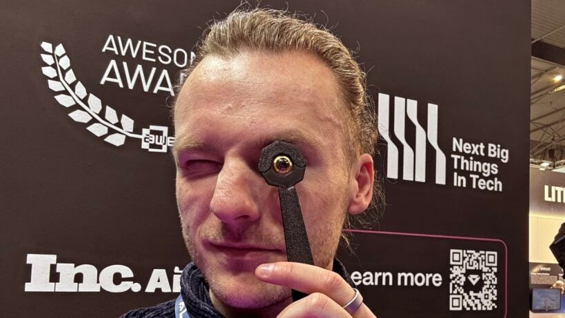 Интересные гаджеты с выставки MWC 2025: умные контактные линзы