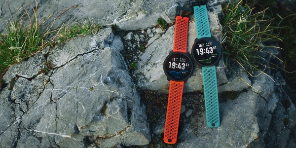 Достигайте спортивных целей с новинками Suunto: смарт-часами Race 2 и беспроводными наушниками Wing 2