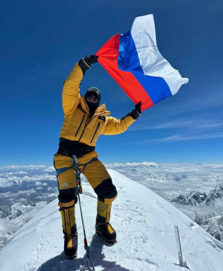 Альпинистка Алина Пекова совершила успешное восхождение на Шишапангму (8027м) и стала первой россиянкой, поднявшейся на все высочайшие вершины планеты!